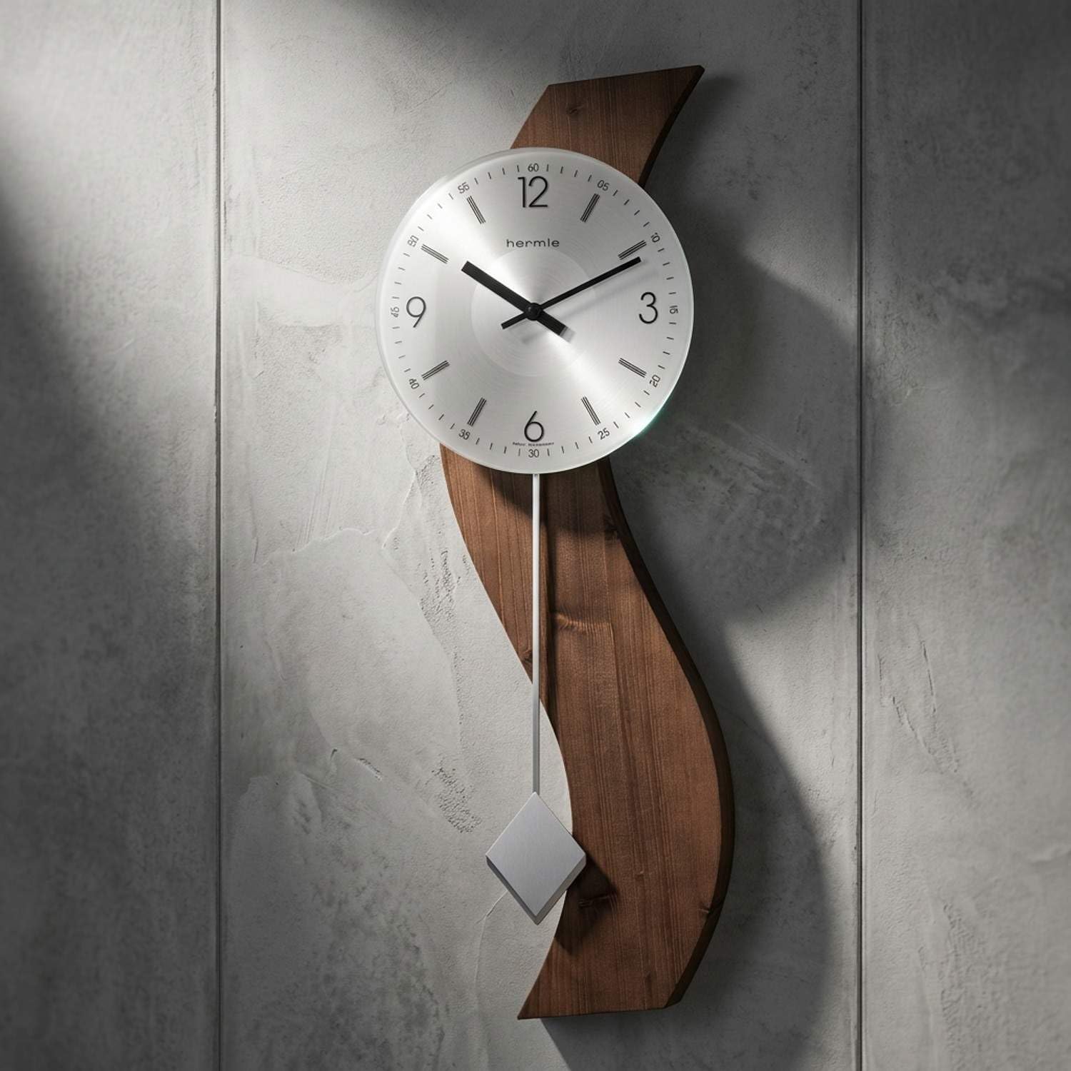 hermle-71004-042200-schlichte-wanduhr-mit-pendel-eiche-quarz image 3