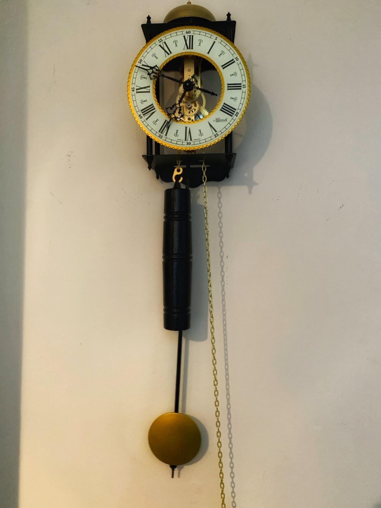 Der Hammer an der Wand