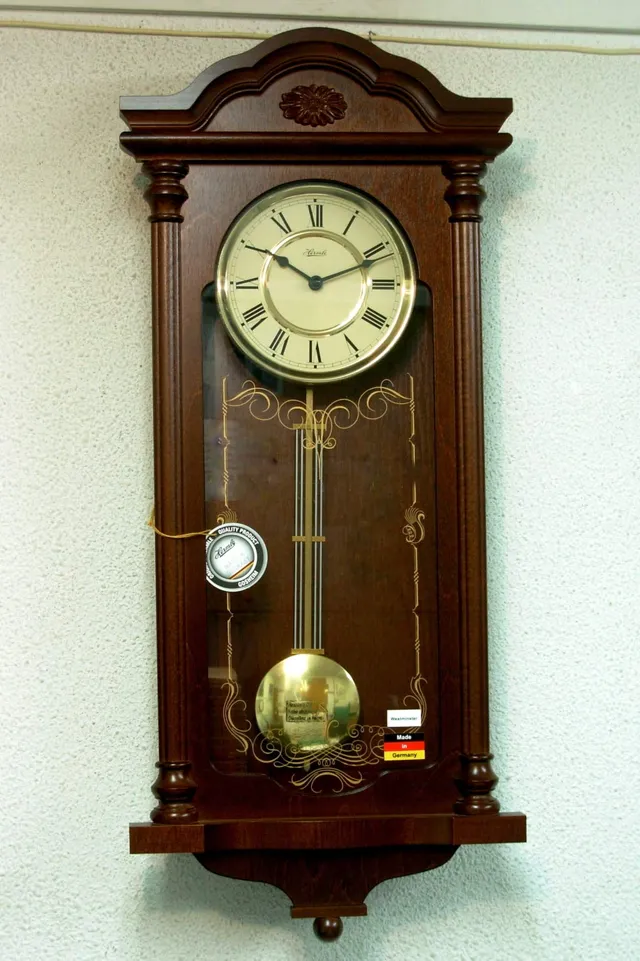 hermle-fulham-70509-032214-wanduhr-nussbaum-quartz-westminster image 1